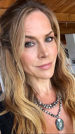 Julie Benz, 52'