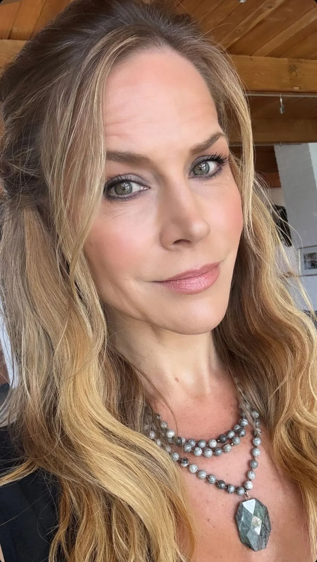 Julie Benz, 52 picture 1 of 1