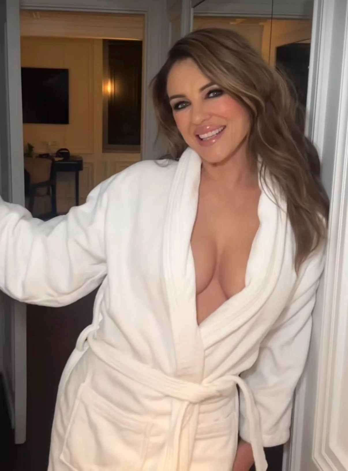 Elizabeth Hurley, 59 picture 3 of 6