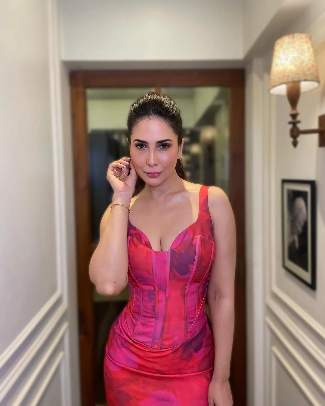 Kim Sharma, 47 picture 1 of 3