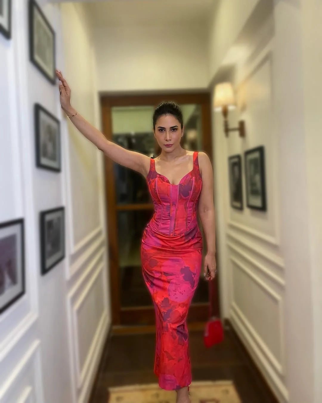 Kim Sharma, 47 picture 2 of 3