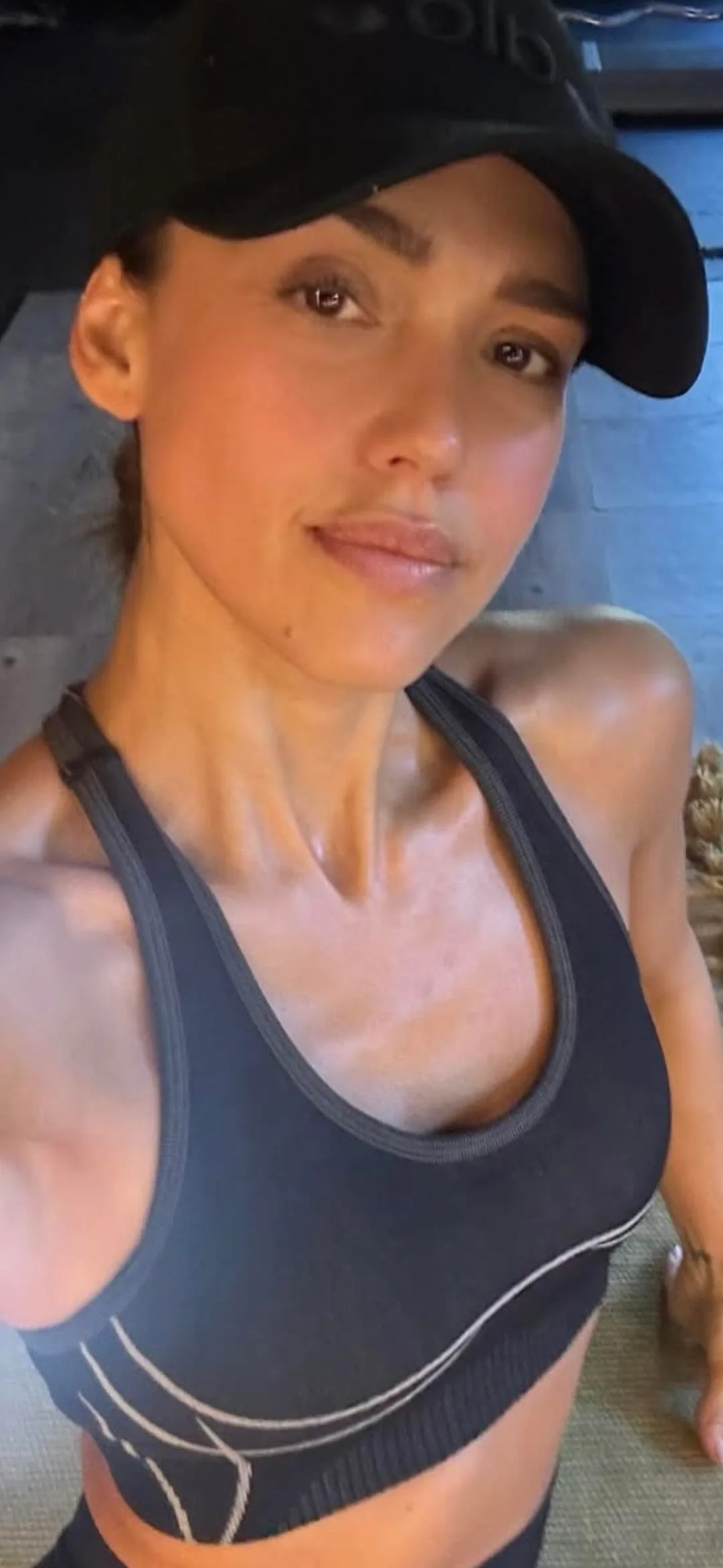 Jessica Alba, 43 picture 1 of 2