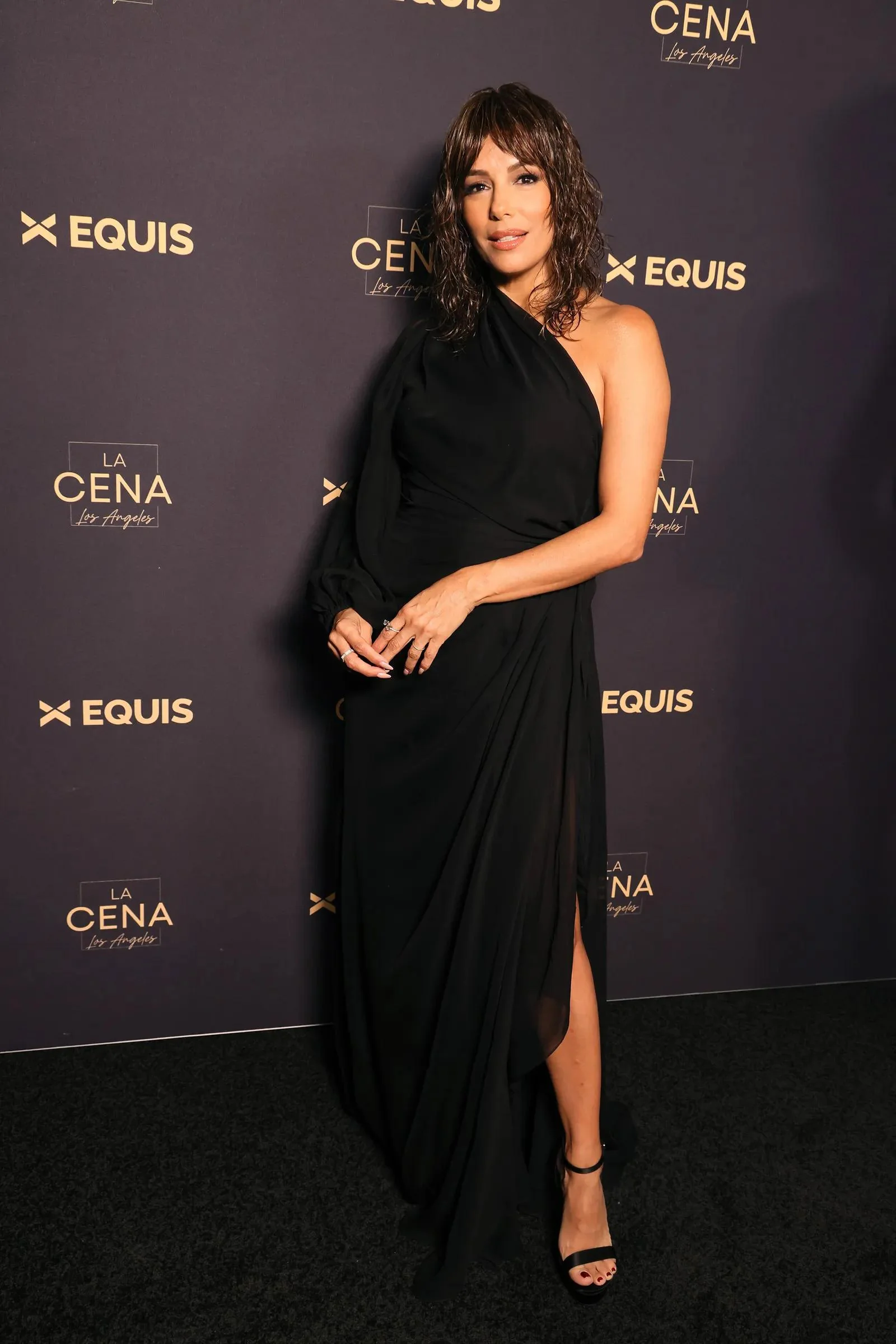 Eva Longoria, 48 looking lovely with a shorter Hairstyle and wearing a beautiful black Dress at La Cena Los Angeles event celebrating Latino creatives in film and television picture 2 of 2