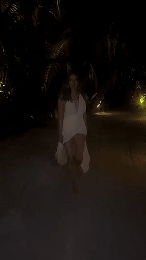 Elizabeth Hurley, 59'