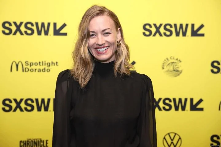 Yvonne Strahovski, 41 picture 1 of 2