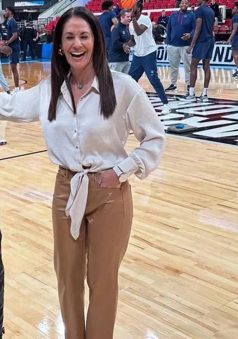 Tracy Wolfson, 50 picture 1 of 3