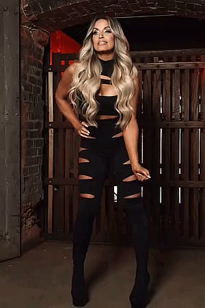 Trish Stratus, 49'