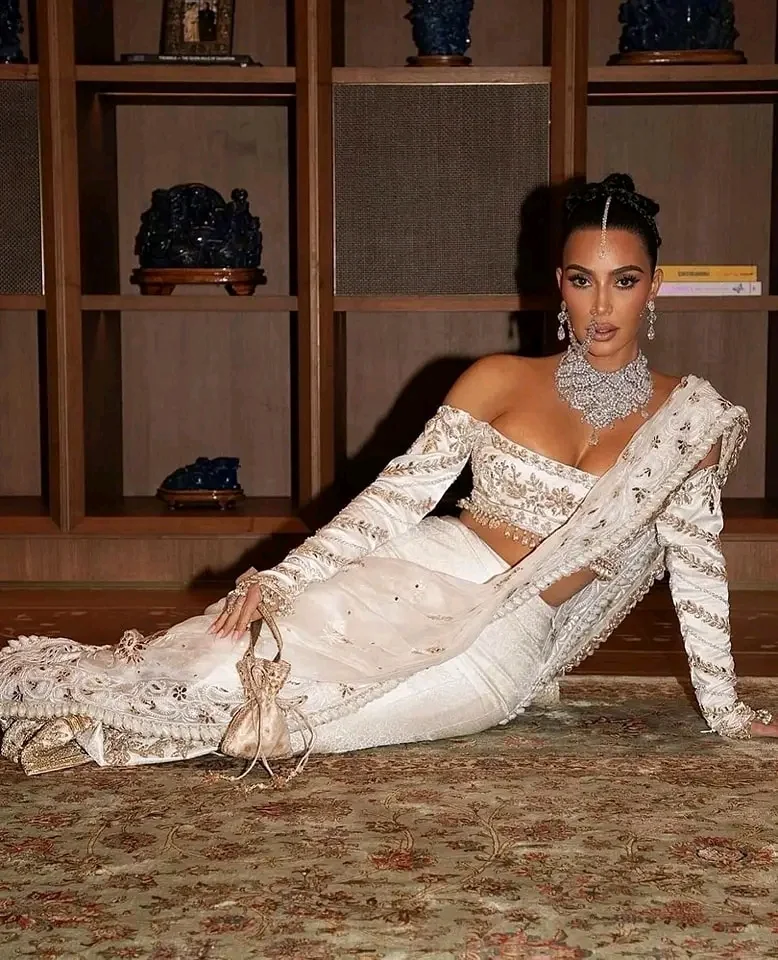 Kim Kardashian, 44 picture 2 of 7