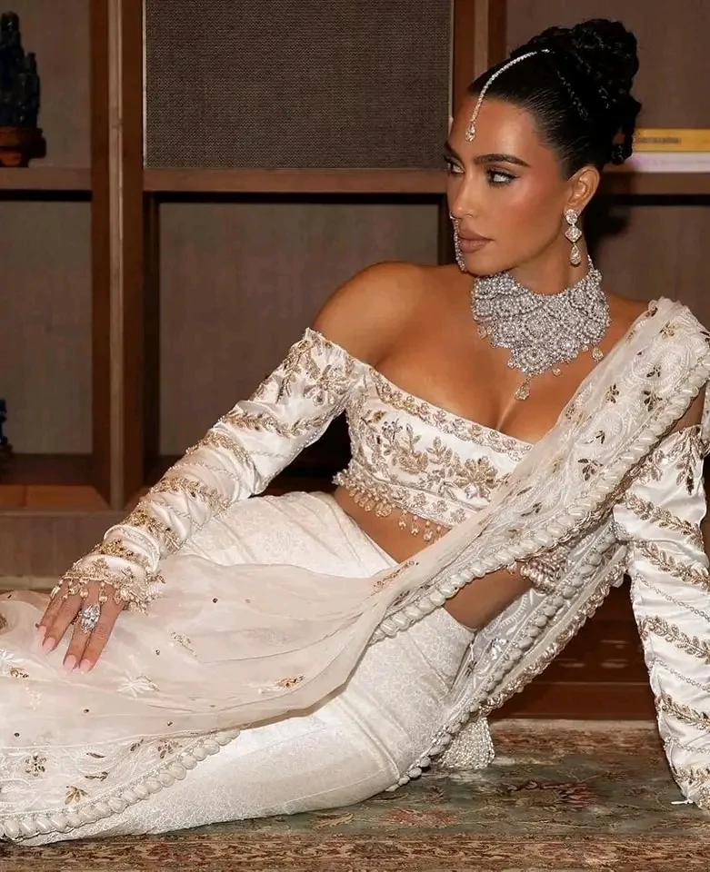 Kim Kardashian, 44 picture 3 of 7