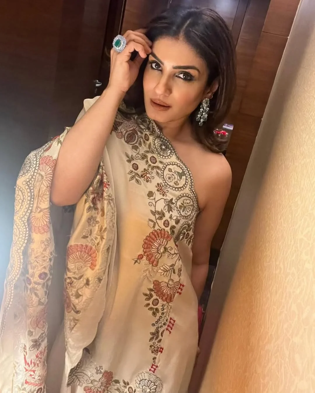 Raveena Tandon, 54 picture 2 of 5
