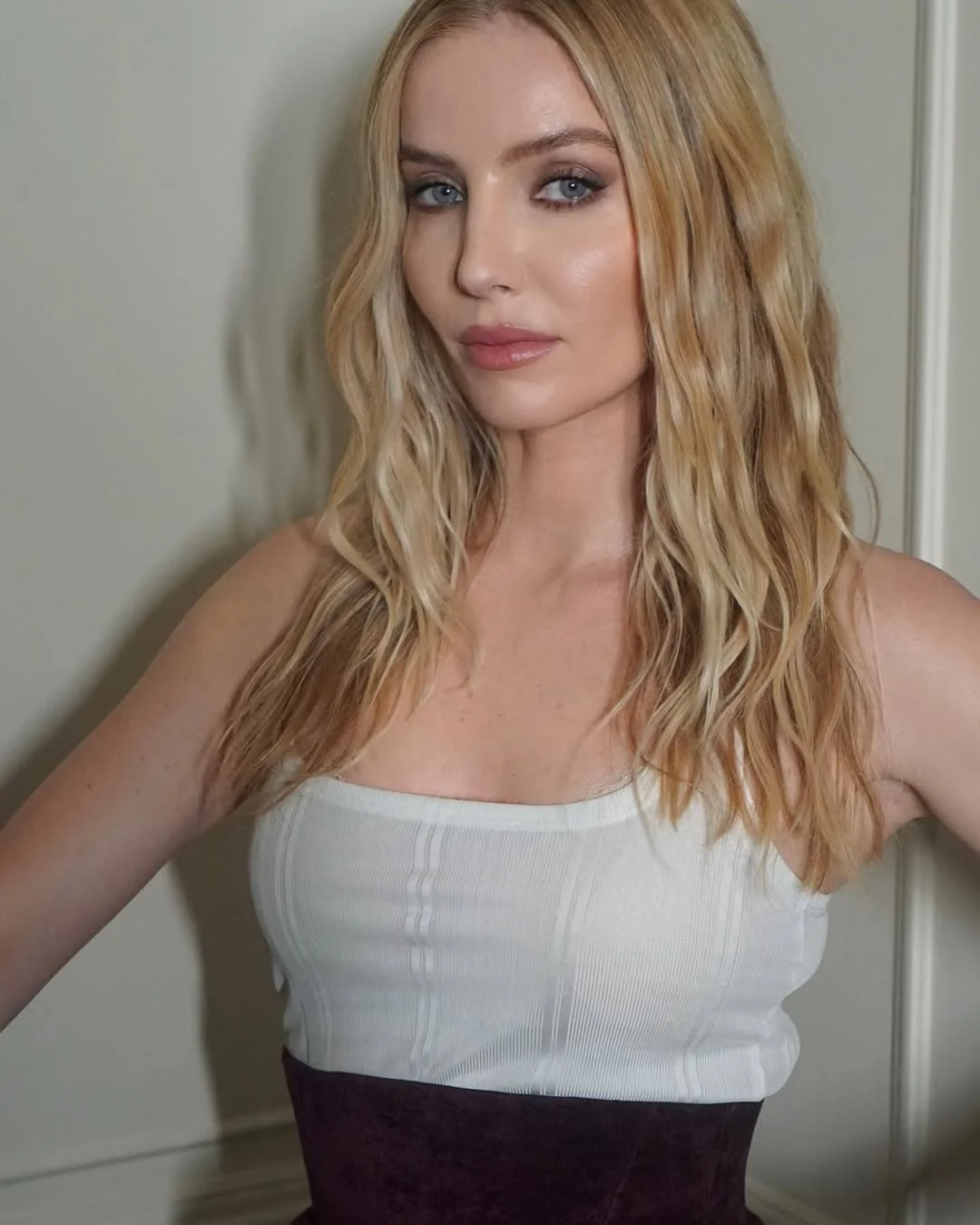 Annabelle Wallis, 40 picture 1 of 2