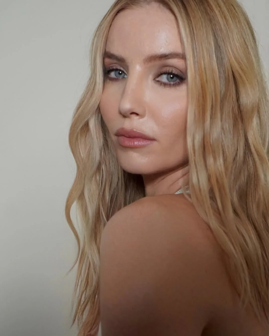 Annabelle Wallis, 40 picture 2 of 2