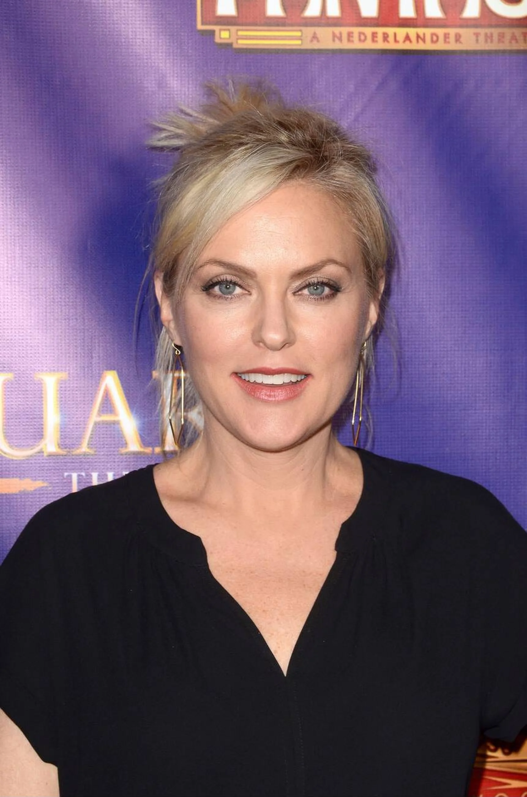 Elaine Hendrix, 46 picture 2 of 3