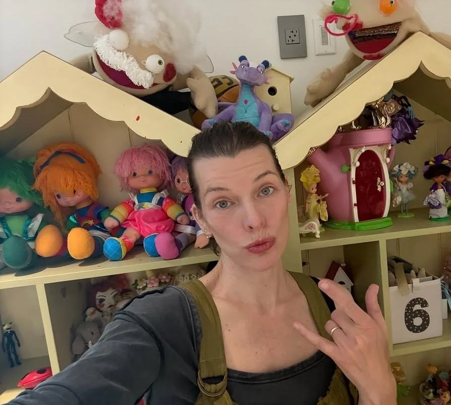 Milla Jovovich, 49 picture 2 of 2