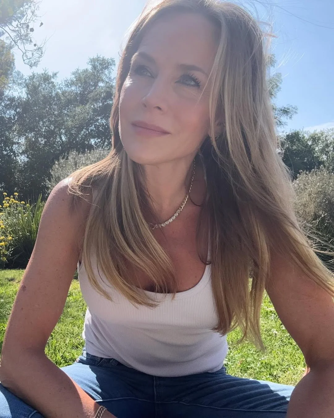 Julie Benz, 53 picture 3 of 5