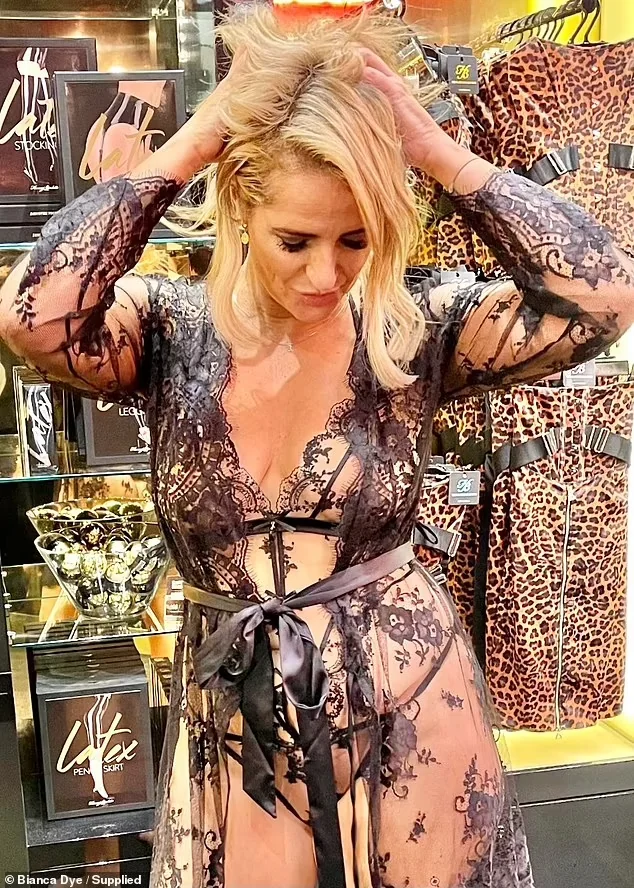 Bianca Dye, 48 picture 1 of 2
