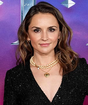 Rachael Leigh Cook, 43'