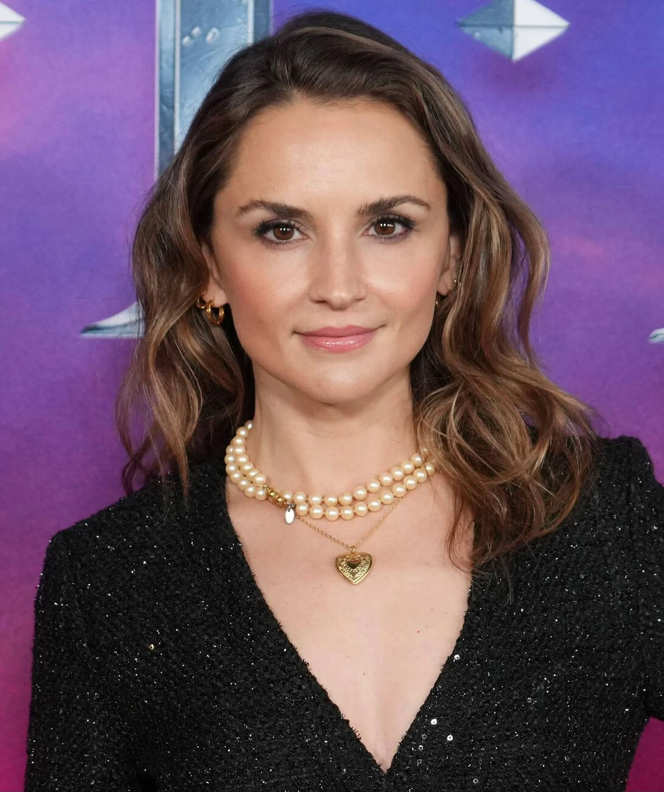 Rachael Leigh Cook, 43 picture 1 of 2