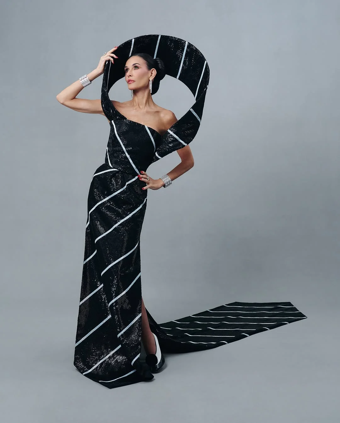 Demi Moore, 62 picture 2 of 2