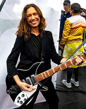 Susanna Hoffs, 66'