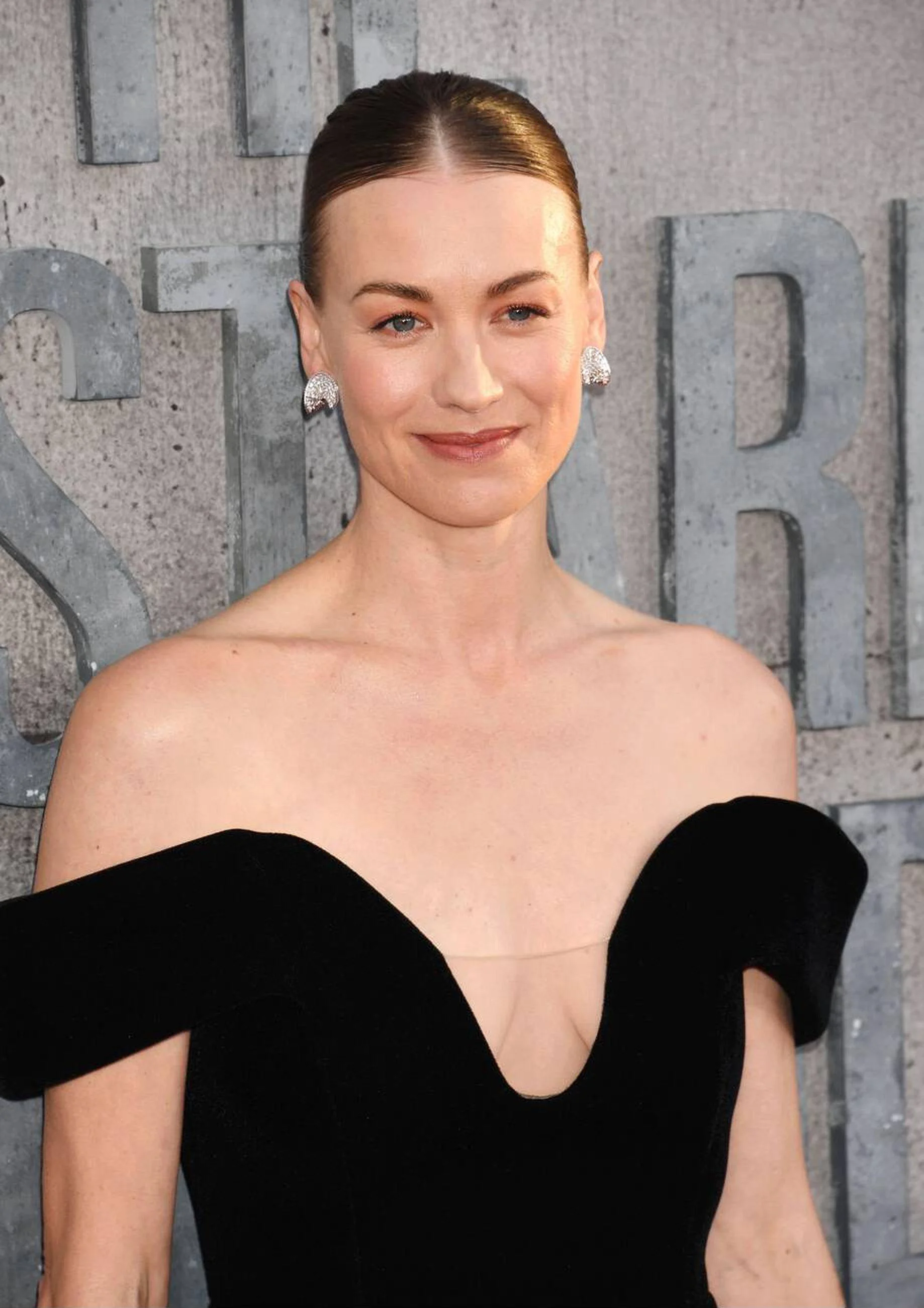 Yvonne Strahovski, 42 picture 1 of 1