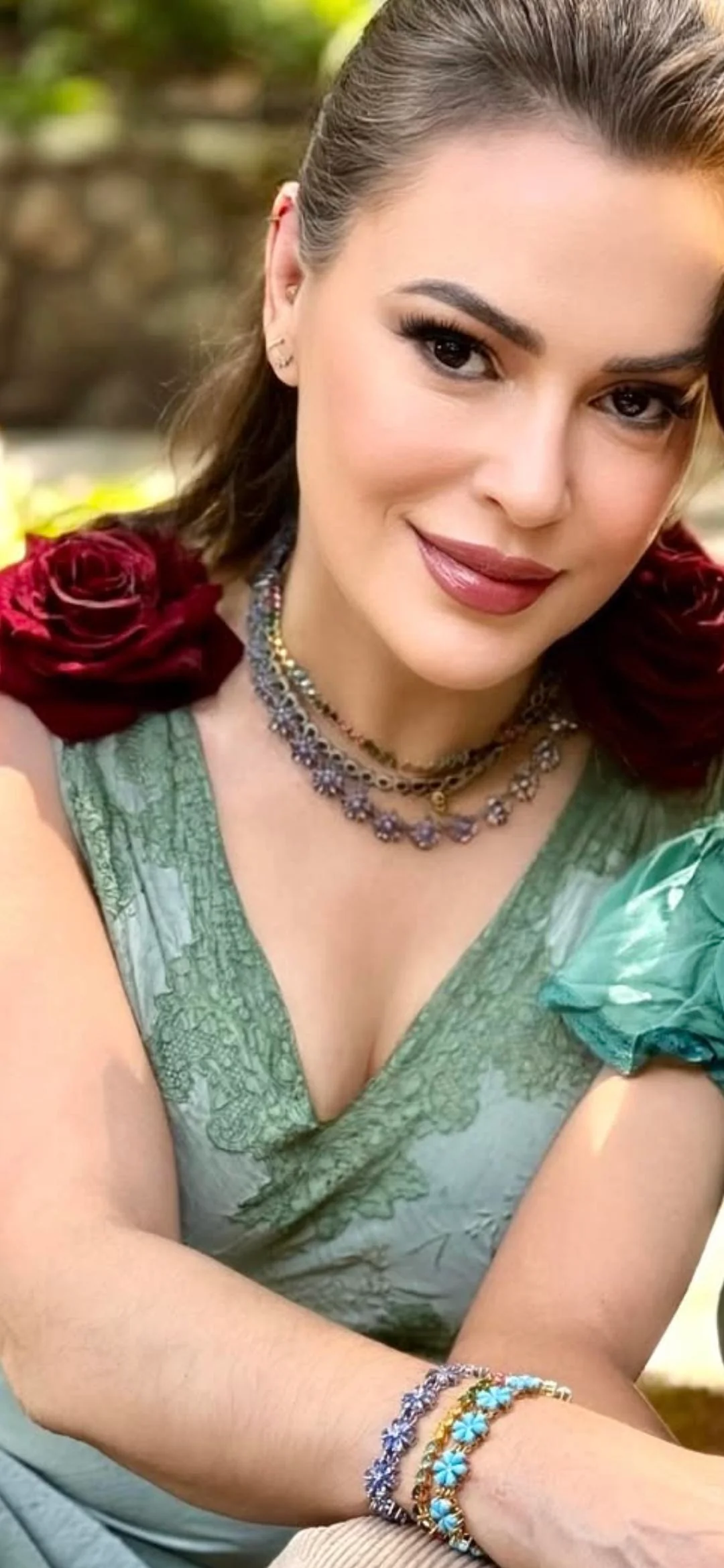 Alyssa Milano, 52 picture 1 of 2