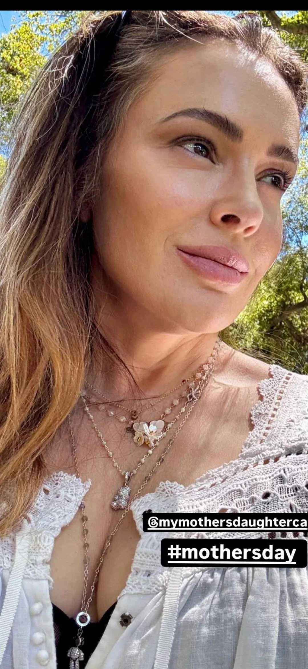 Alyssa Milano, 52 picture 2 of 2