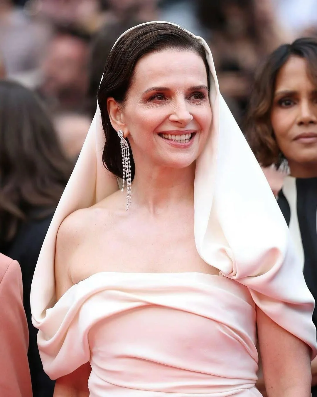 Juliette Binoche, 61 picture 2 of 8