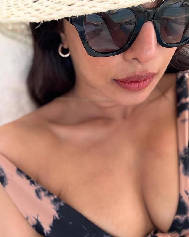 Priyanka Chopra, 42 picture 1 of 2