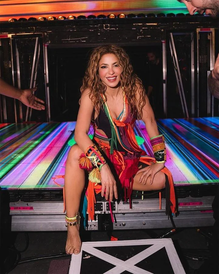 Shakira, 48 picture 1 of 4