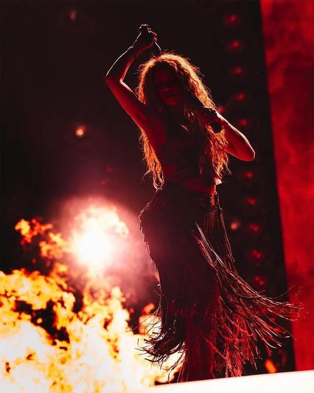 Shakira, 48 picture 2 of 4