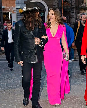 Elizabeth Hurley, 59'
