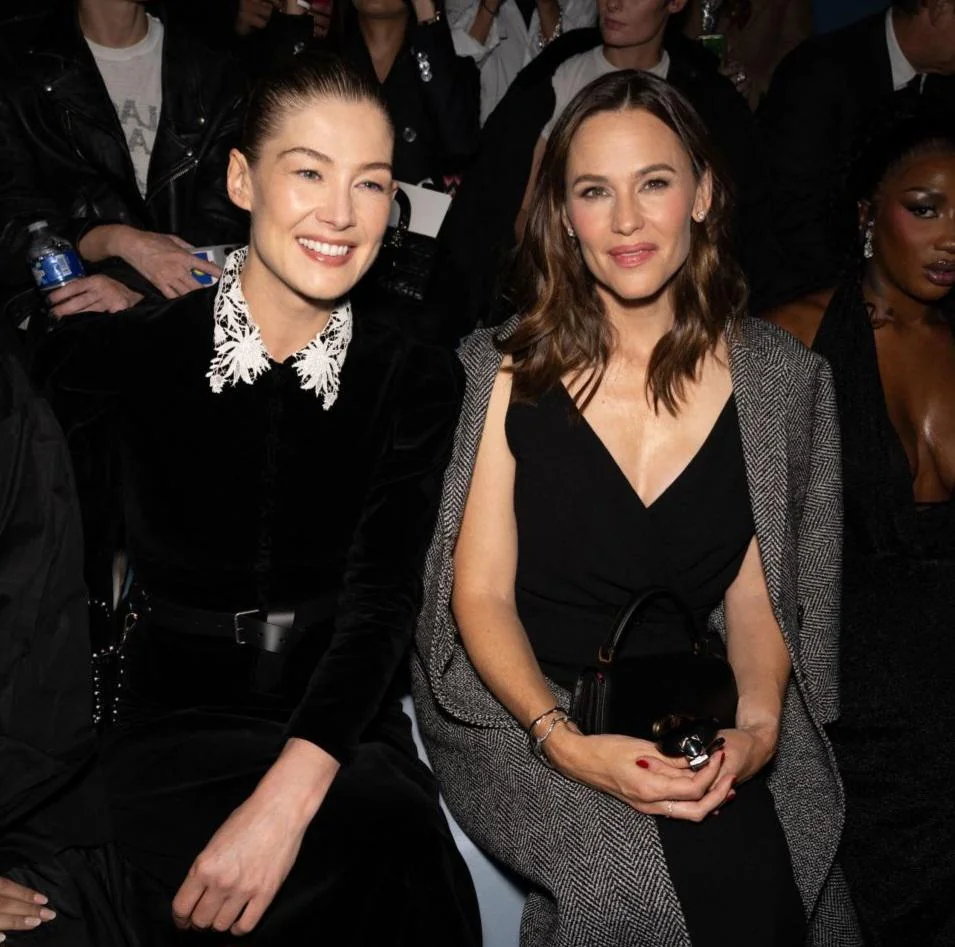Rosamund Pike, 45 & Jennifer Garner, 52 picture 1 of 1