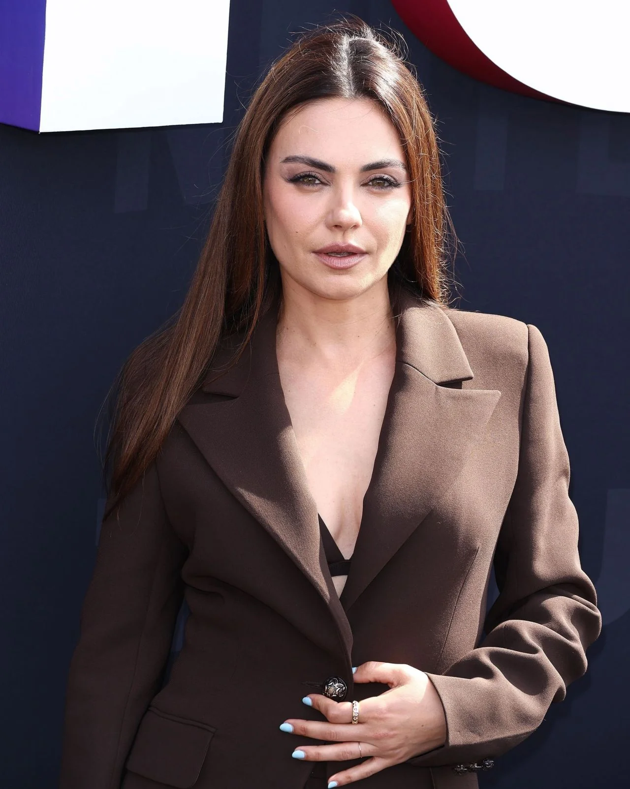 Mila Kunis, 41 picture 1 of 2