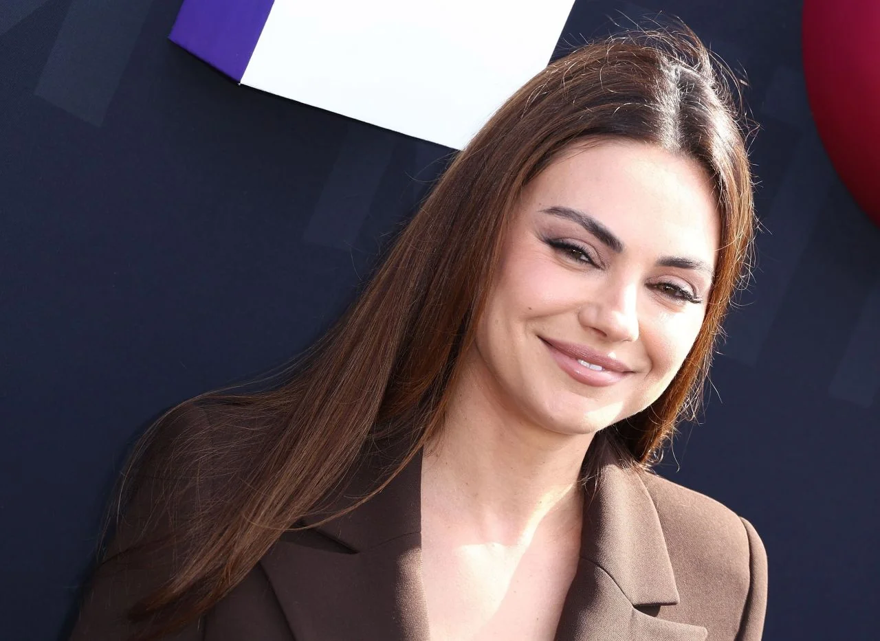 Mila Kunis, 41 picture 2 of 2