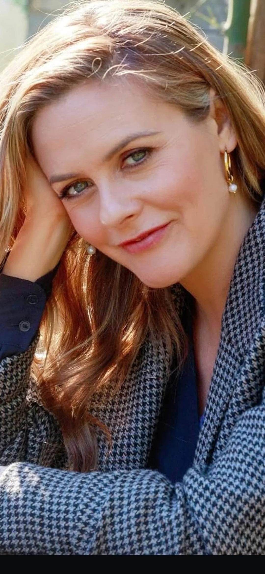 Alicia Silverstone, 48 picture 1 of 2