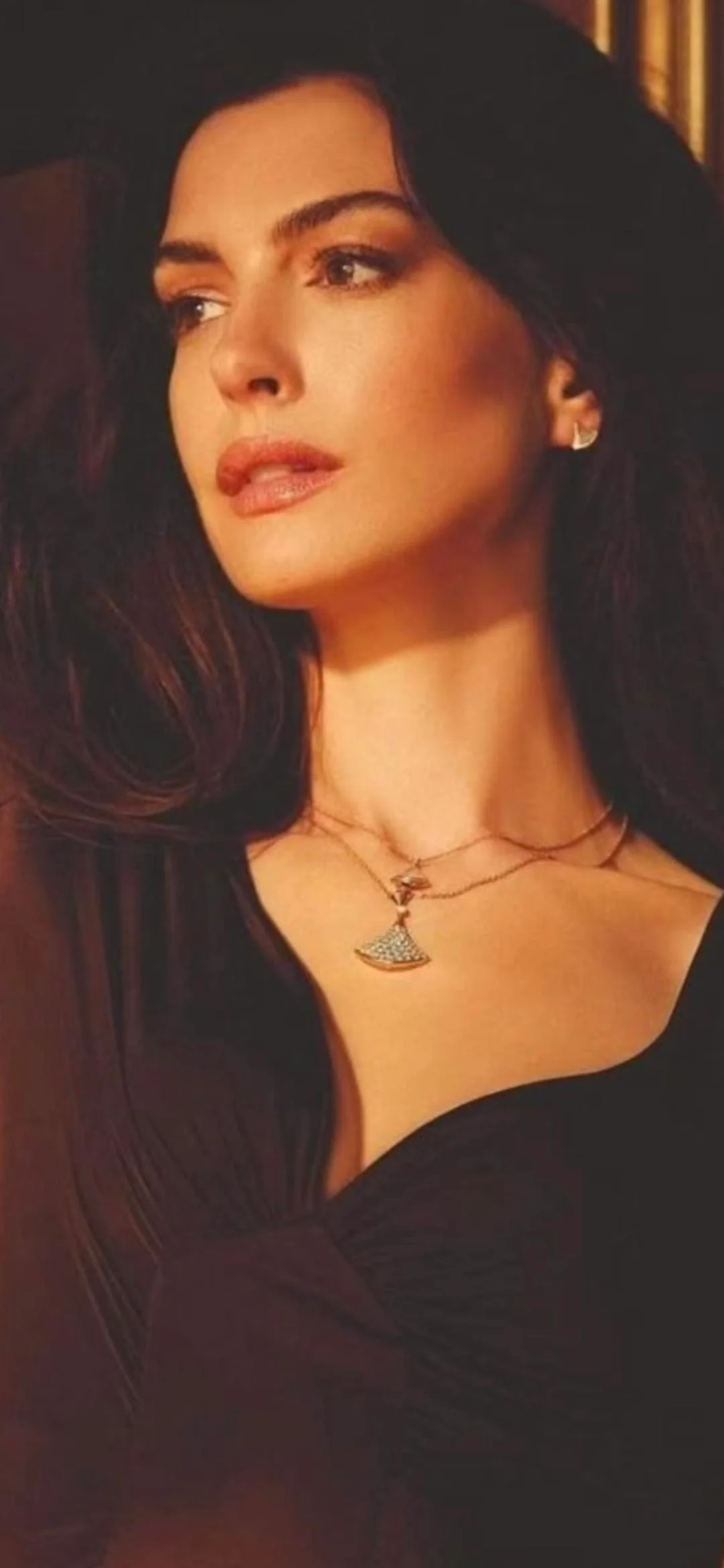 Anne Hathaway, 42 picture 2 of 2