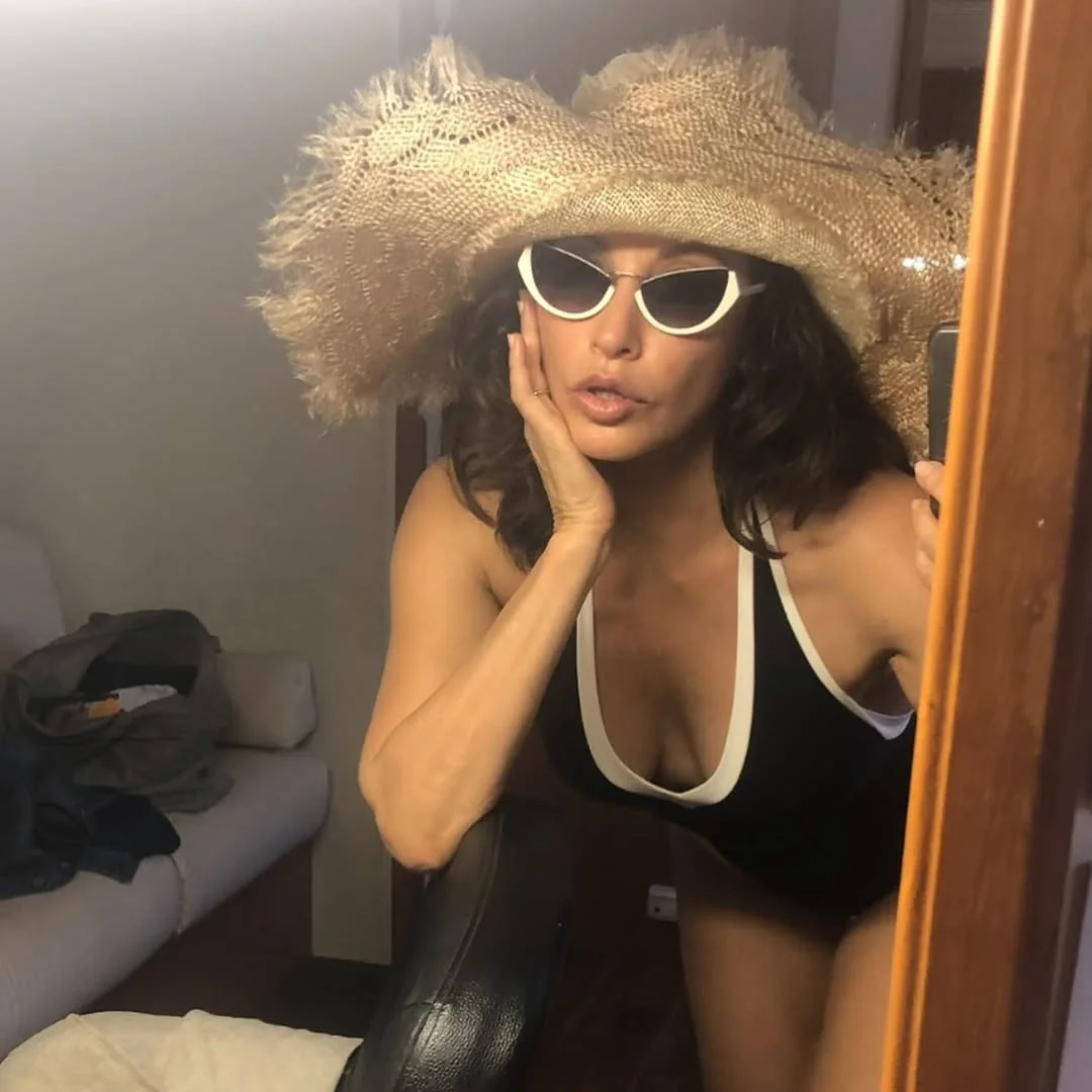 Gina Gershon, 62 picture 1 of 2