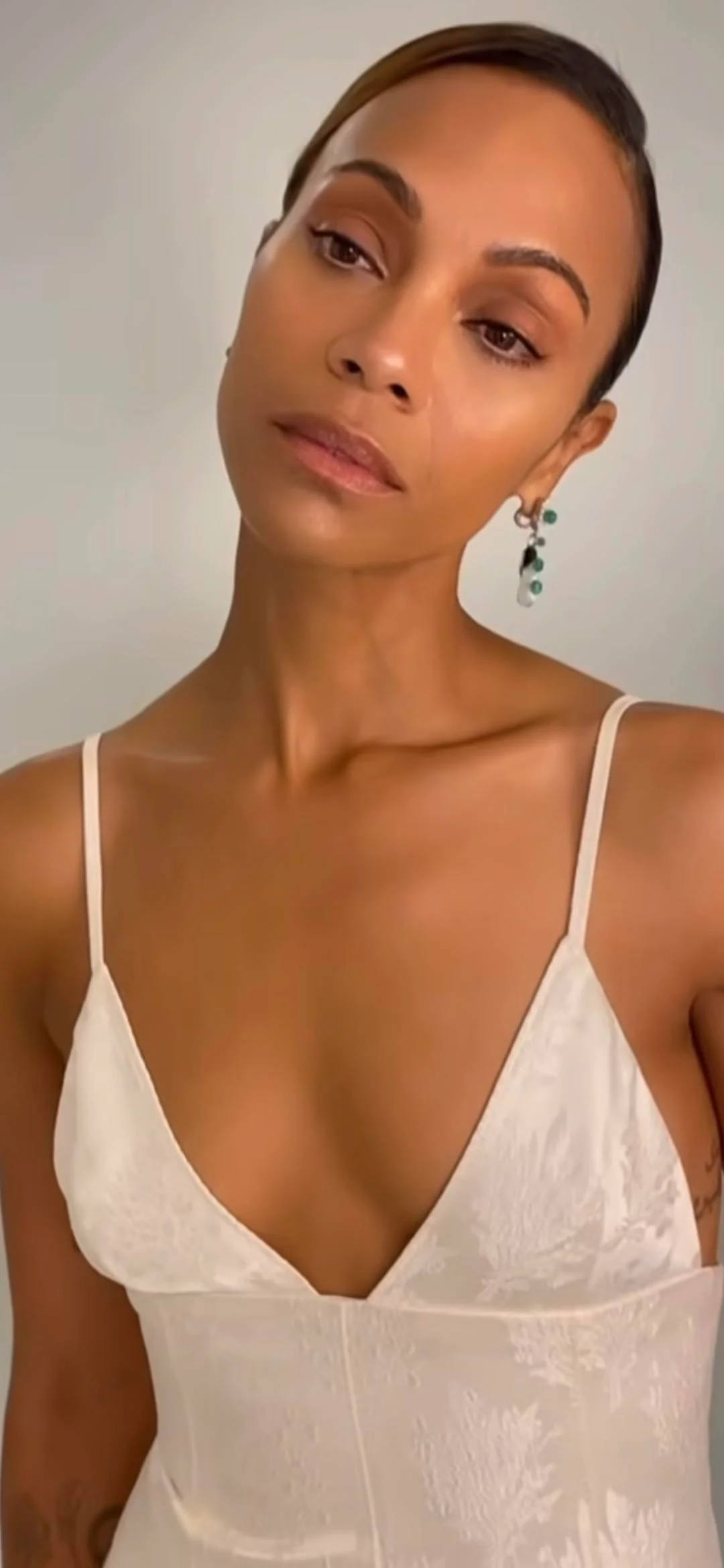 Zoe Saldaña, 47 picture 1 of 2