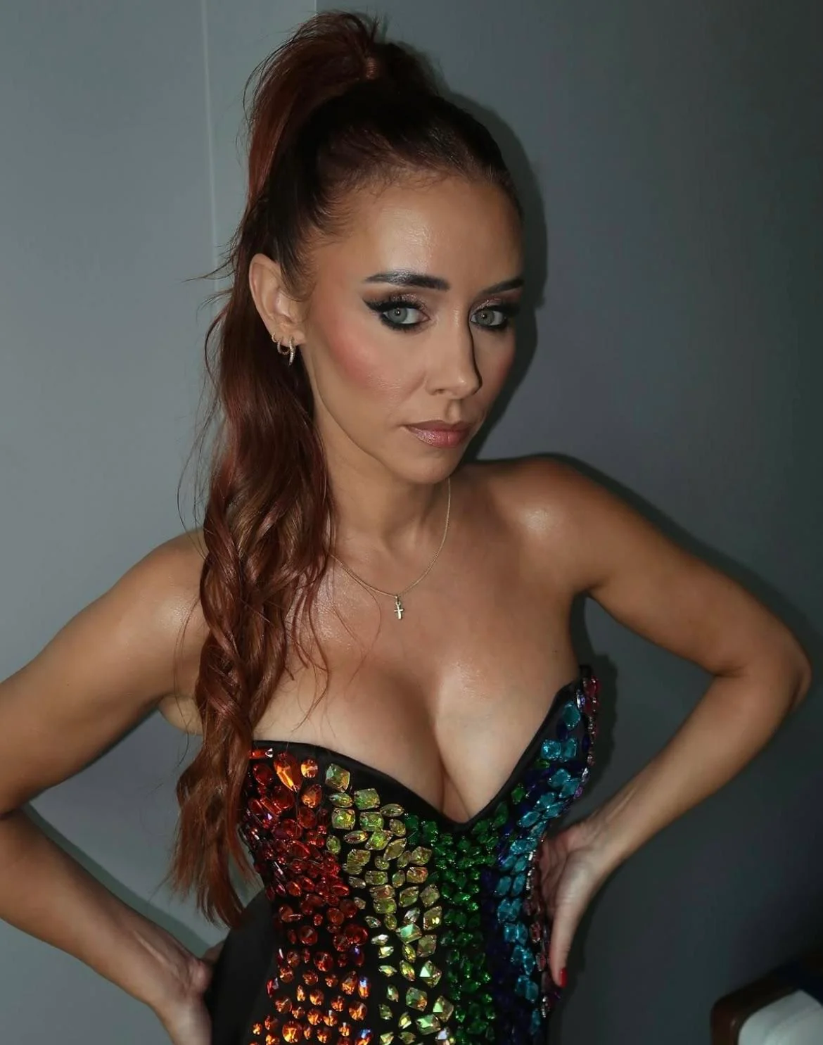 Una Healy , 43 picture 1 of 2