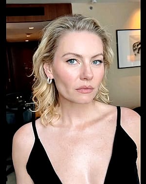 Elisha Cuthbert, 42'