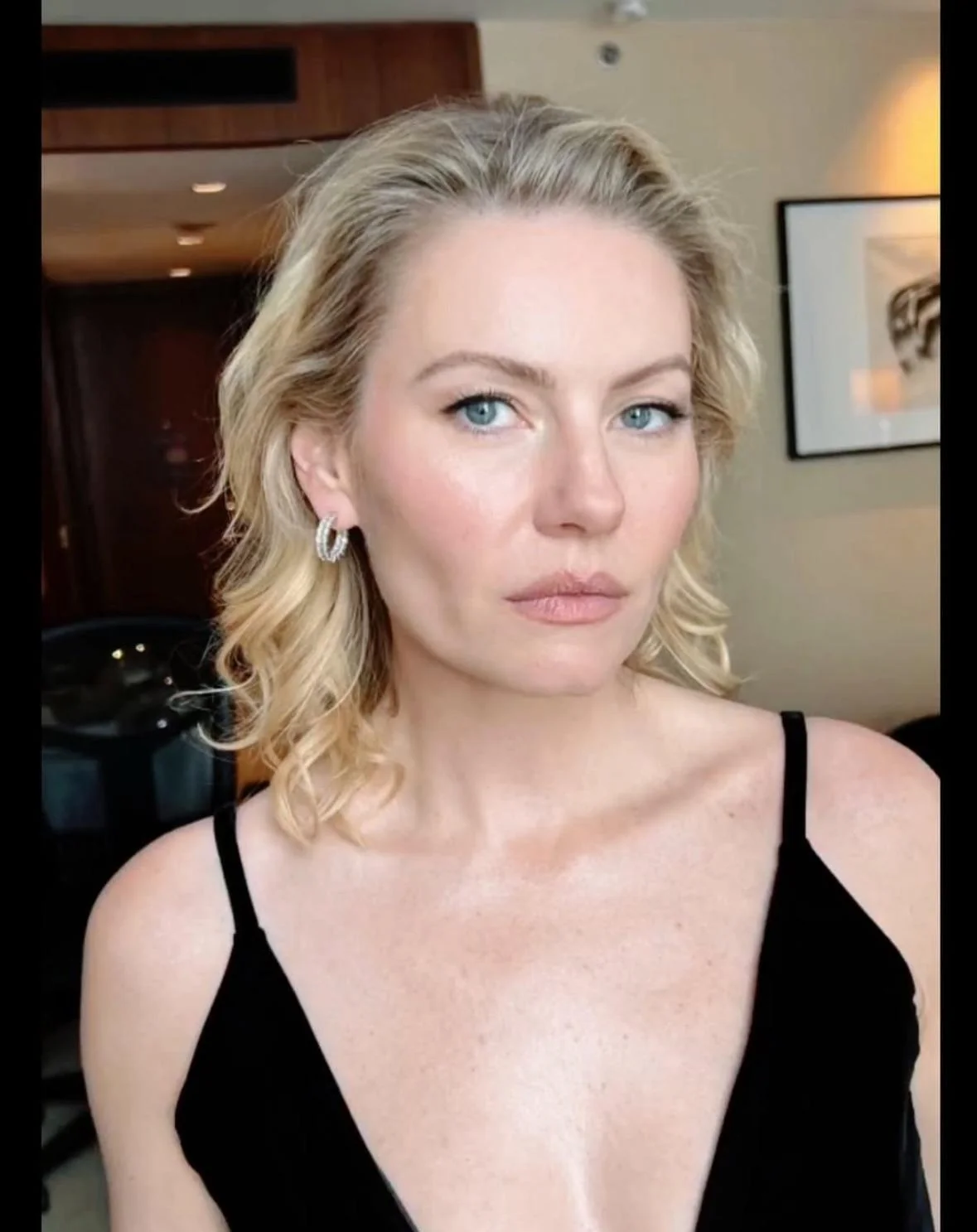 Elisha Cuthbert, 42 picture 1 of 4