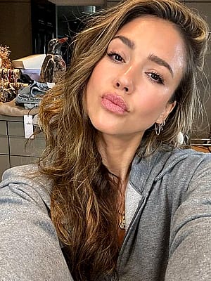 Jessica Alba, 44'