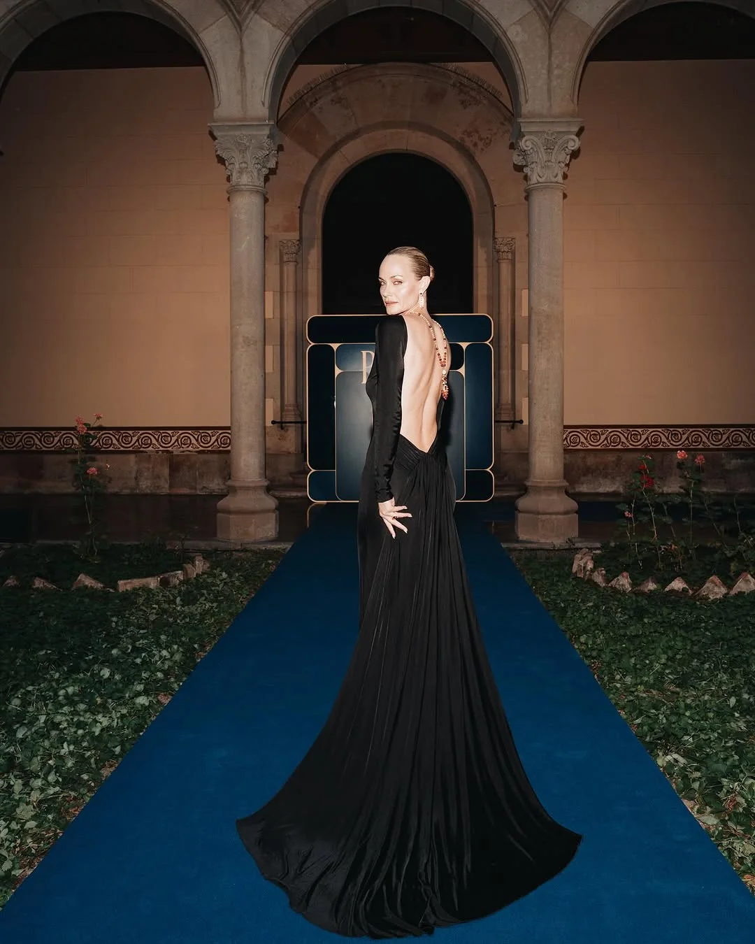 Amber Valletta, 51 picture 2 of 4