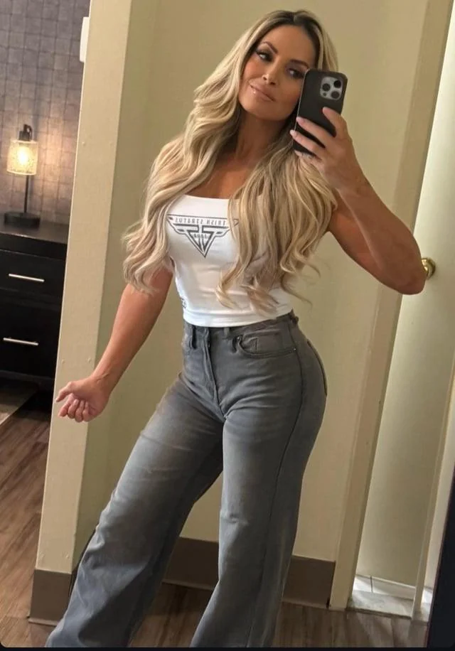 Trish Stratus, 49 picture 1 of 1