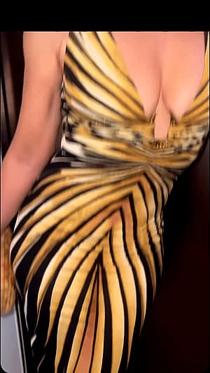 Elizabeth Hurley, 59'
