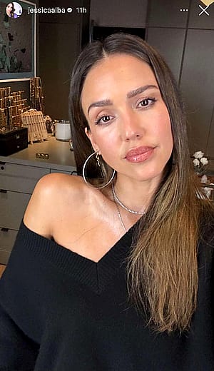 Jessica Alba, 43 taking a Selfie'