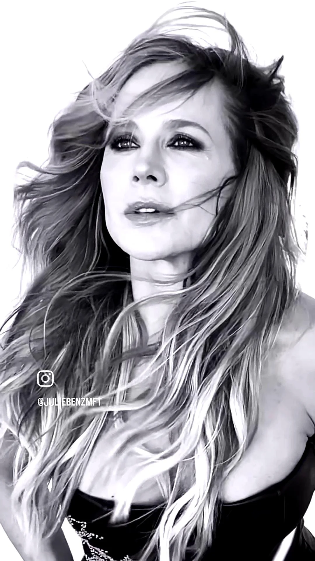 Julie Benz, 53 picture 2 of 3
