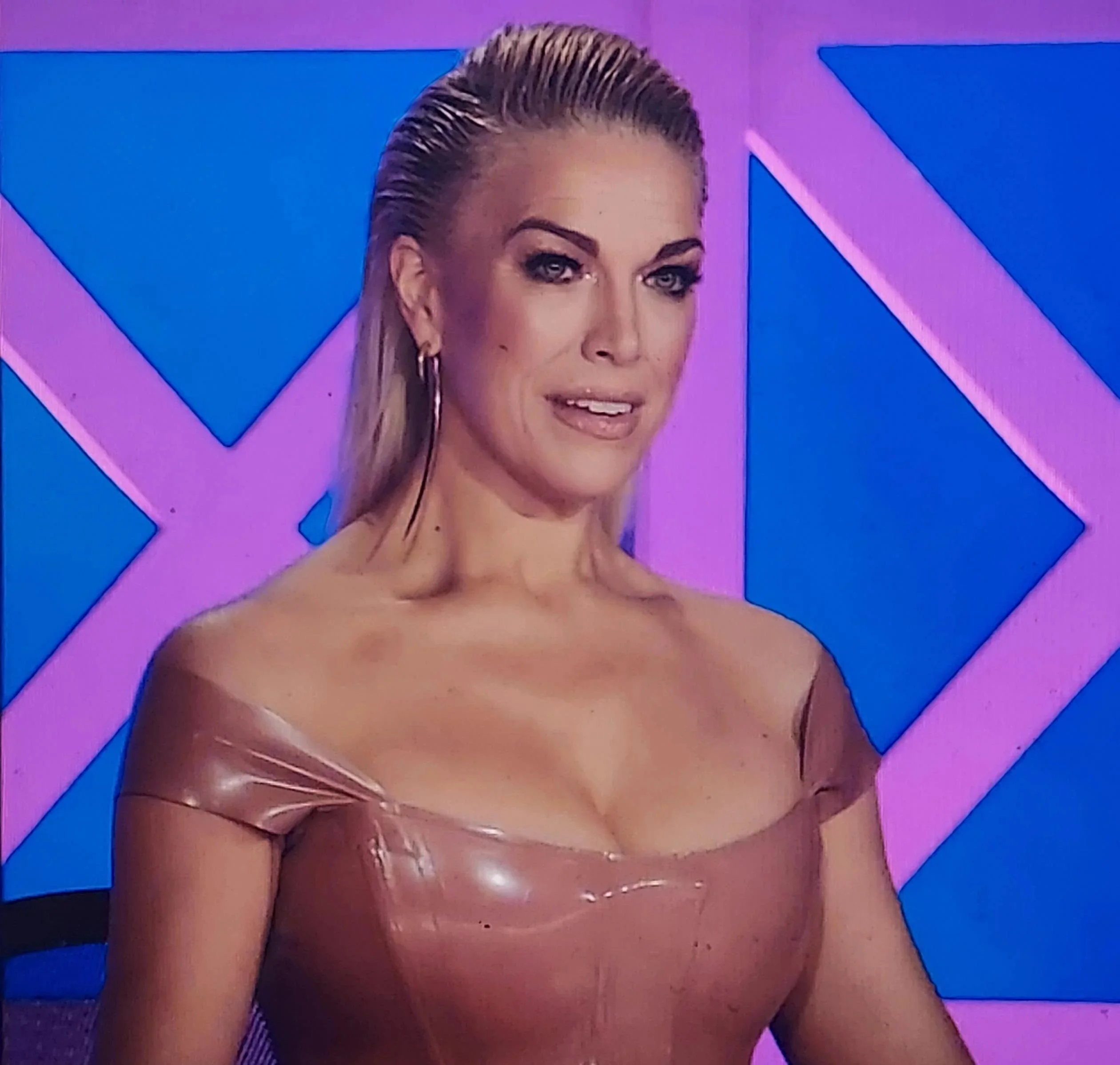 Hannah Waddingham, 48 picture 1 of 6