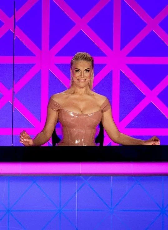 Hannah Waddingham, 48 picture 3 of 6